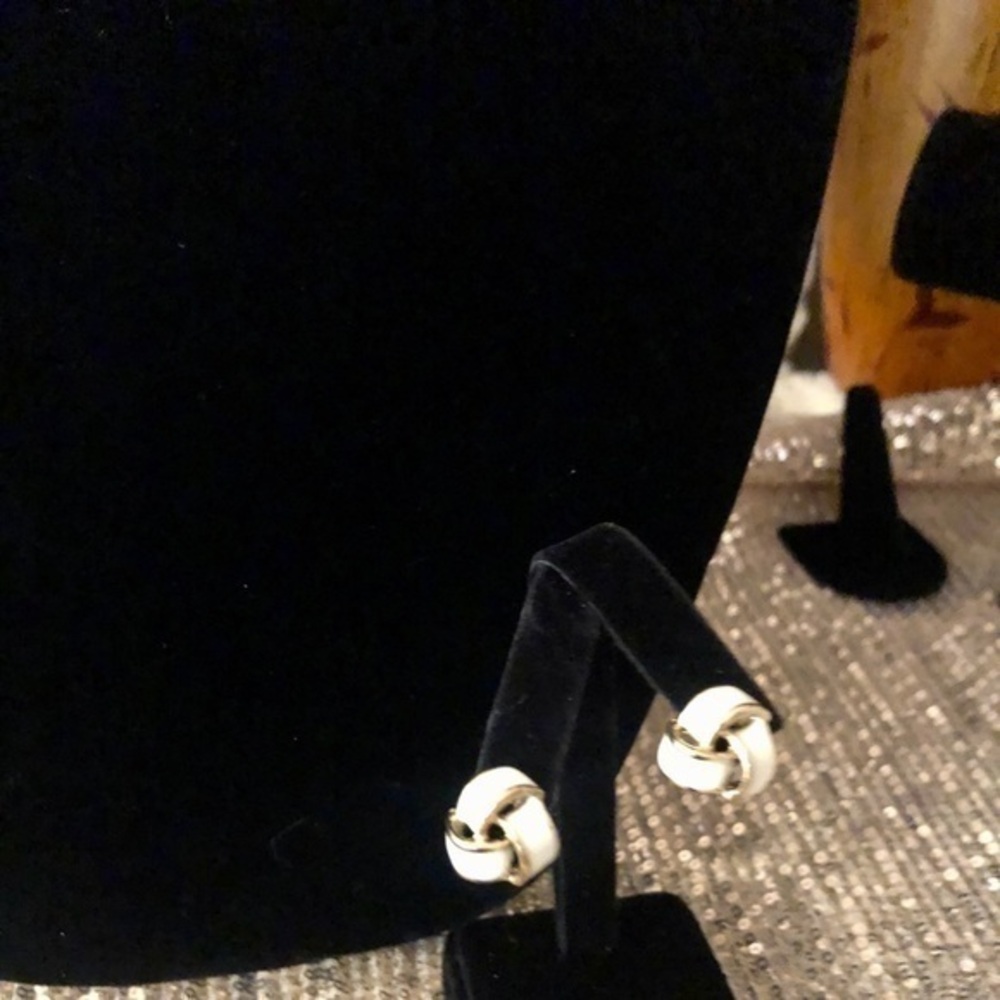 🌸White enamel knot earrings🌺💕🌸